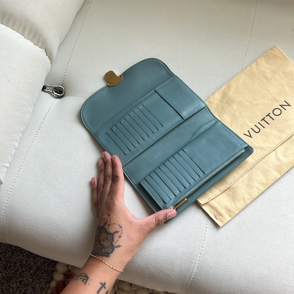 Authentic LV Mahina Amelia Wallet, EMERGENCY SALE. PRICE FIRM - Picture 7 of 17